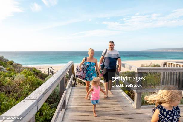 ¡otro día de diversión completo! - perth australia fotografías e imágenes de stock