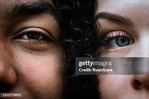 Multiracial Jong Volwassen Portret van het Paar Multiracial Jong Volwassen Portret van het Paar