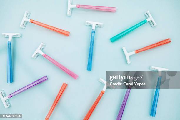 razor reusable plastic blades on blue background top view - razor stock pictures, royalty-free photos & images
