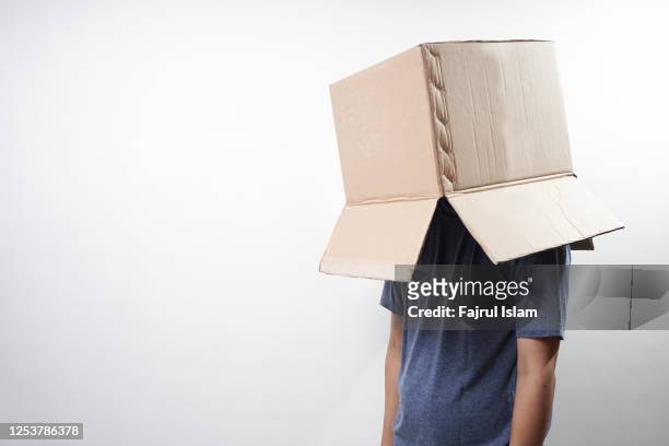 cardboard boxes over faces of men - ignore stock-fotos und bilder