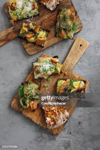 traditionele deense smorrebrod - cutting board stockfoto's en -beelden