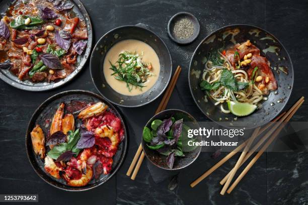 traditionelle asiatische gerichte für familienessen. - asiatische küche stock-fotos und bilder