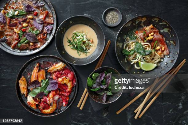 platos asiáticos tradicionales para la cena familiar. - comida asiática fotografías e imágenes de stock