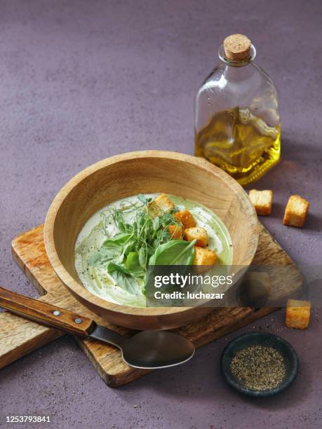 leek, broccoli and kale soup with croutons - pea and mint soup stock pictures, royalty-free photos & images