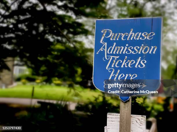 generic outdoor visitor admission sign - ticket line concert stock-fotos und bilder