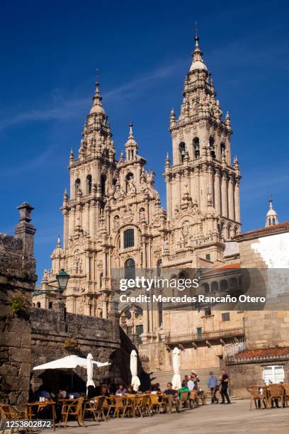 kathedrale von santiago de compostela, obradoiro fassade, bürgersteig café. - santiago de compostela cathedral stock-fotos und bilder