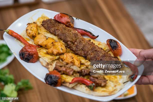 servicio adana kebab - adana fotografías e imágenes de stock