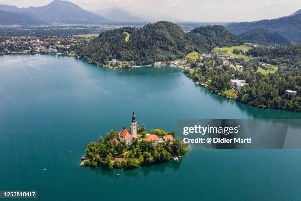 aerial view of the famous lake bled with its island with a church, an icon of slovenia. - balkans fotografías e imágenes de stock