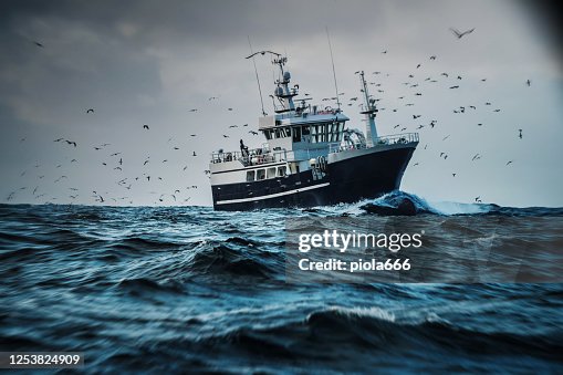魚船船在洶湧的海面上捕魚:工業拖網漁船 魚船船在洶湧的海面上捕魚:工業拖網漁船