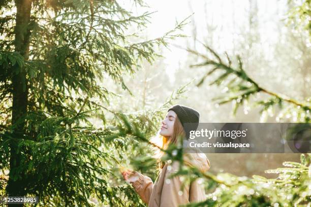 junge frau genießt die natur - headwear stock-fotos und bilder