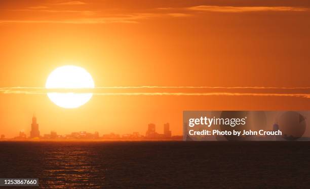 sunset over chicago skyline - indiana skyline stock pictures, royalty-free photos & images