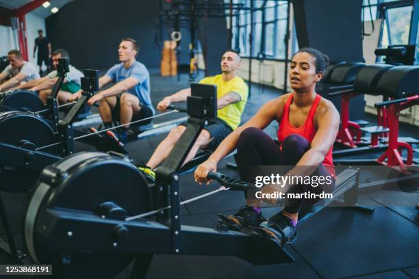 entrenamiento de la máquina de remo - rowing fotografías e imágenes de stock