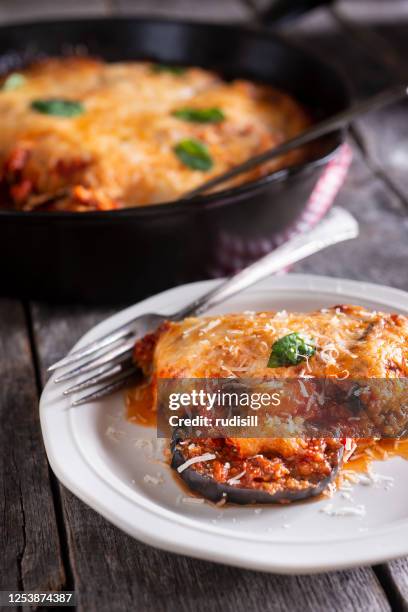 padella melanzane parmigiano - melanzana foto e immagini stock