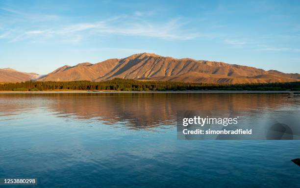 lake tekapo panoramic, isla sur de nueva zelanda - tékapo fotografías e imágenes de stock