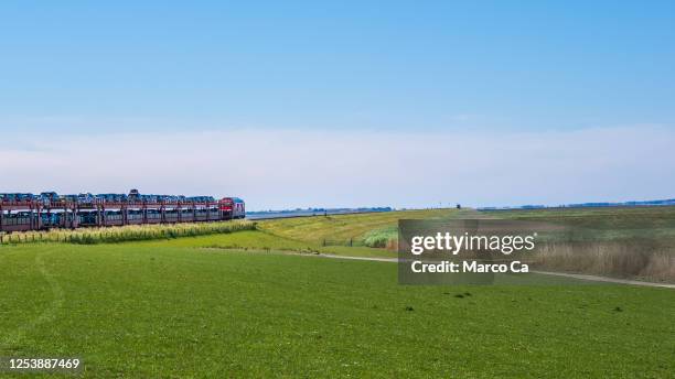 the sylt shuttle, a deutsche bahn car transport train, runs from niebüll towards westerland on sylt, destination germany - dique barragem imagens e fotografias de stock