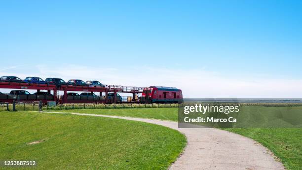 the sylt shuttle, a deutsche bahn car transport train, runs from niebüll towards westerland on sylt, destination germany - dique barragem imagens e fotografias de stock