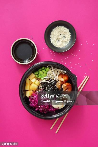 homemade poke with grilled prawns - rice bowl stock-fotos und bilder