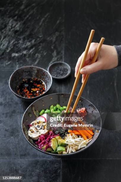 adult man eating homemade ahi tuna poke bowl - tofu stock-fotos und bilder