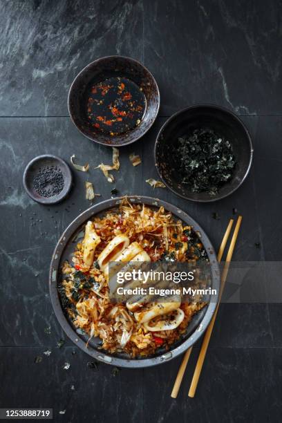 japanese grilled squid with teriyaki sauce on topped fried rice bowl - 中華料理 ストックフォトと画像