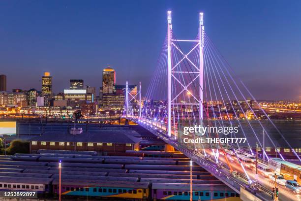 nelson mandela bridge a johannesburg, sudafrica - johannesburg foto e immagini stock