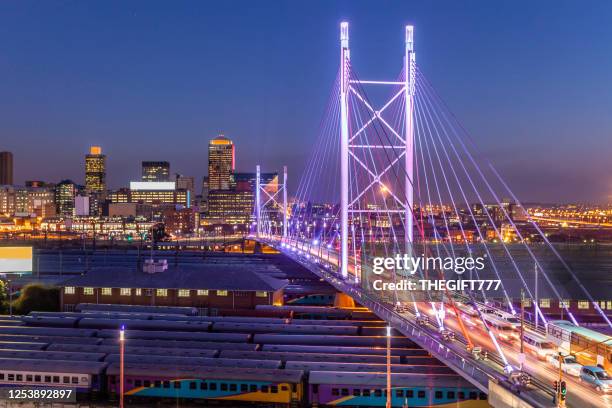 nelson mandela brug in johannesburg, zuid-afrika - johannesburg stockfoto's en -beelden