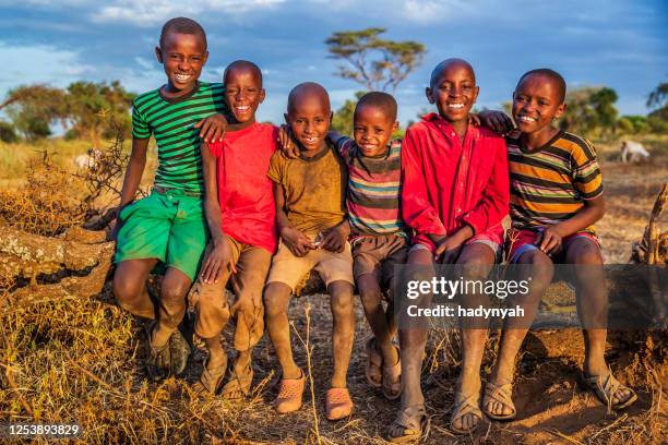 gruppo di bambini africani felici della tribù masai, kenya, africa - tribù africana foto e immagini stock