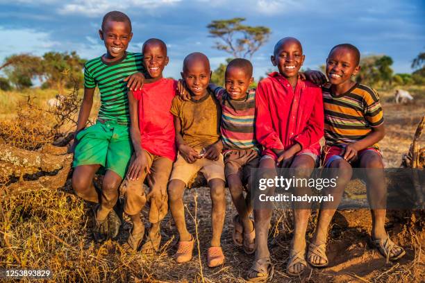 grupo de crianças africanas felizes da tribo masai, quênia, áfrica - cultura tribal africana - fotografias e filmes do acervo