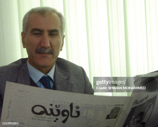 Former Iraqi chief judge Rizkar Mohammed Amin reads a Kurdish newspaper at the offices of the newspaper in Suleimaniya, 330 kms north of Baghdad, 16...