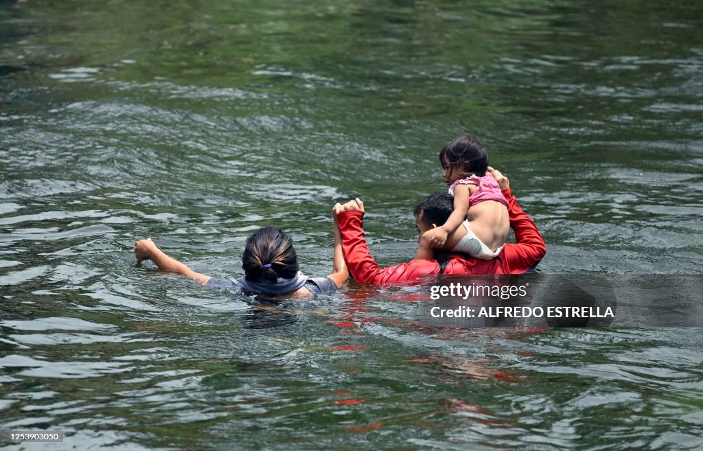 TOPSHOT - Migrants cross the Rio Grande River as they try to get to ...