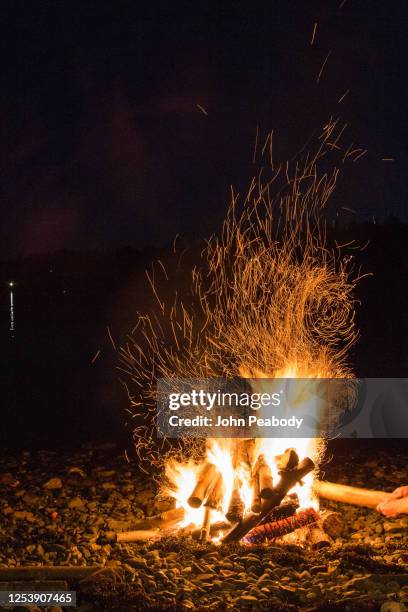 maine beach bonfire - tizzone foto e immagini stock