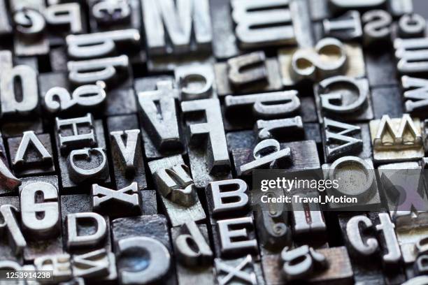 de achtergrond van het type letterpress van het metaal - lettertype stockfoto's en -beelden