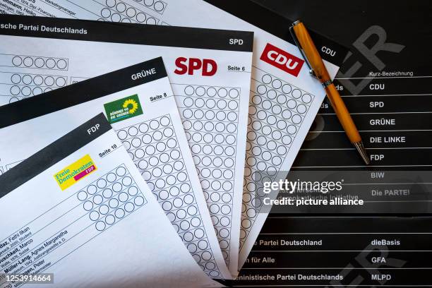 May 2023, Bremen: ILLUSTRATION - A ballot paper for the parliamentary election lies on a table in the rooms of the State Statistical Office. The 21st...