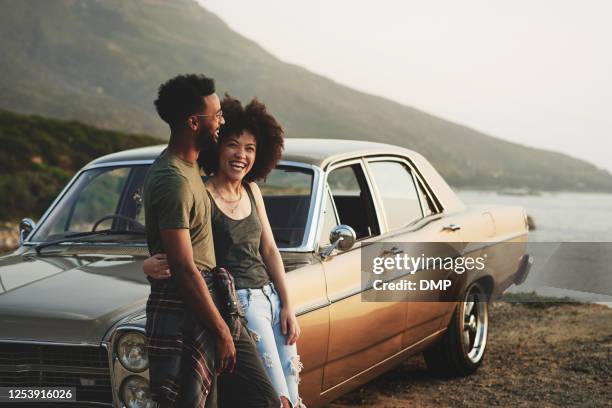 er is gewoon iets zo aangenaam over een road trip - couple standing stockfoto's en -beelden