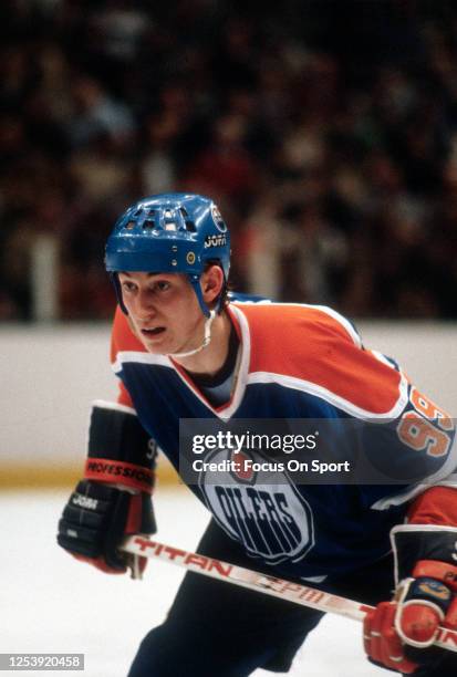 Wayne Gretzky of the Edmonton Oilers skates against the New York Islanders during an NHL Hockey game circa 1981 at the Nassau Veterans Memorial...
