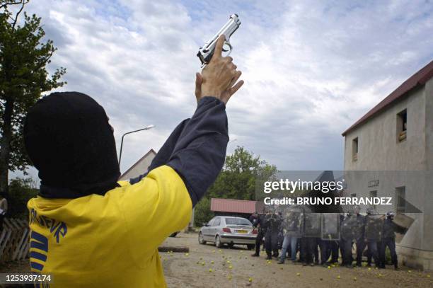 Des policiers s'entraînent, le 27 juin 2006, au camp militaire de Valdahon, dans le cadre d'un exercice de simulation de violences urbaines. AFP...