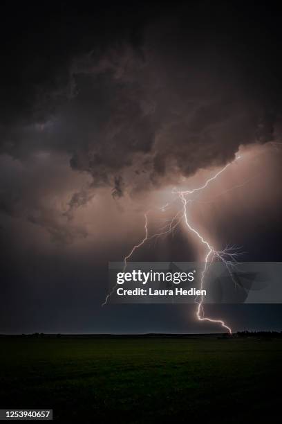 lightning and thunder on the great plains - dark sky - fotografias e filmes do acervo