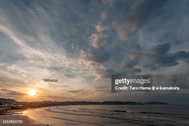morning sunbeam on the beach in kanagawa prefecture of japan - céu dramático imagens e fotografias de stock