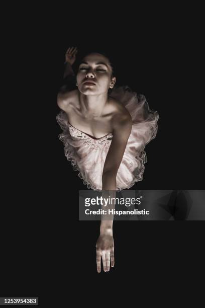 vacker ballerina utför med slutna ögon - scenkonstevenemang bildbanksfoton och bilder