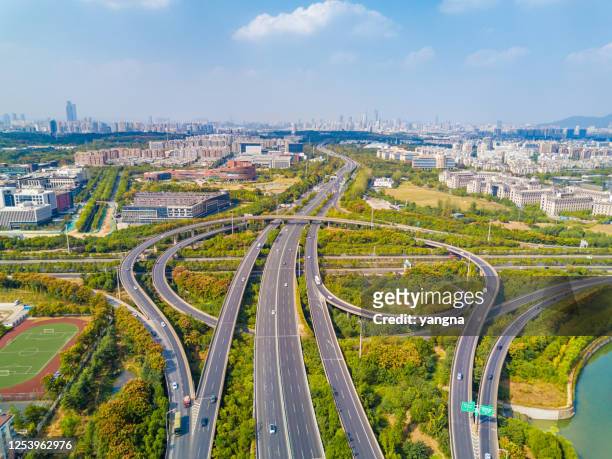 stadt belebte verkehrsüberführung - shanghai aerial view motorway skyline stock-fotos und bilder