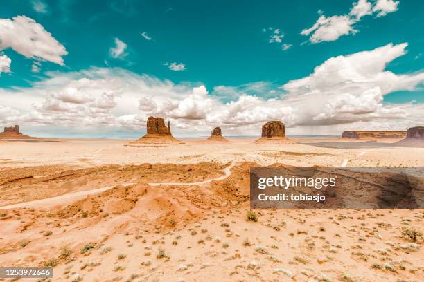 désert de monument valley dans le sud-ouest des usa - ouest américain photos et images de collection