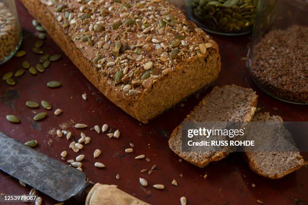 high angle close up of seeded loaf of bread. - vollkornbrot stock-fotos und bilder