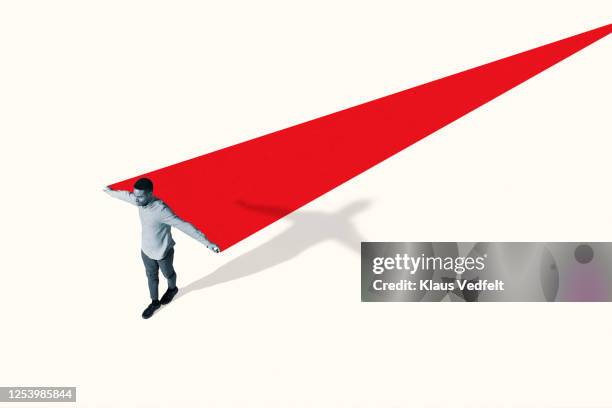 man walking with arms outstretched by red ramp - entreprendre photos et images de collection
