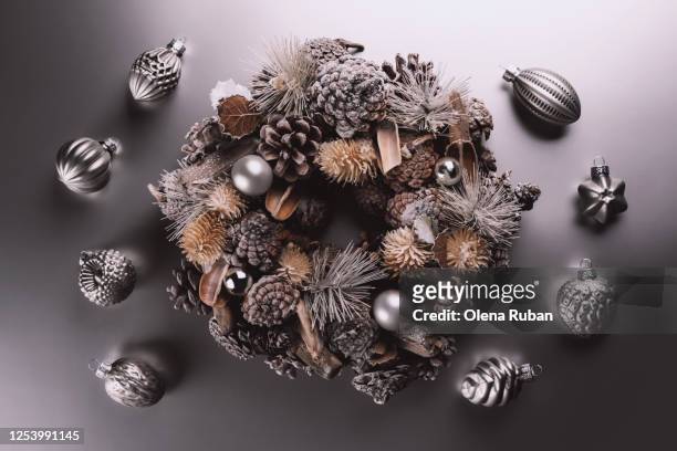 traditional christmas wreath with silver christmas balls - silver boot stockfoto's en -beelden