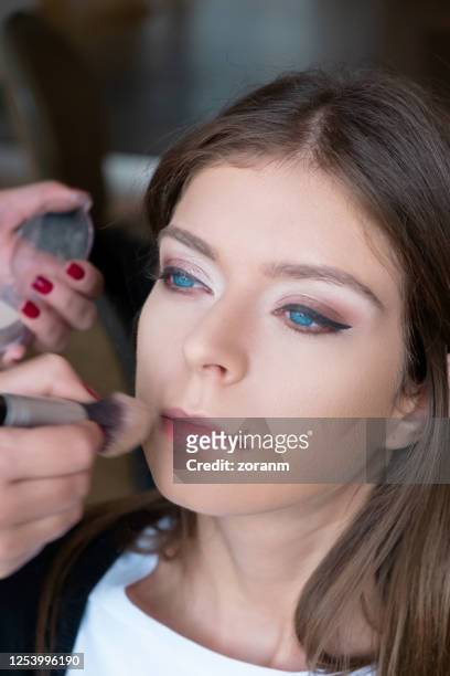 anwendung make-up gesicht pulver auf das kinn - kosmetik gesicht pinsel stock-fotos und bilder