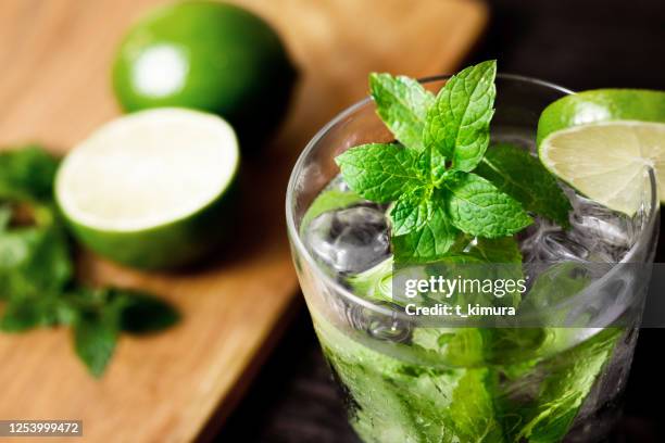 cóctel mojito - ron green fotografías e imágenes de stock