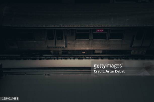 dramatic view of chicago city with mystery train with snow in dark day. - killing imagens e fotografias de stock