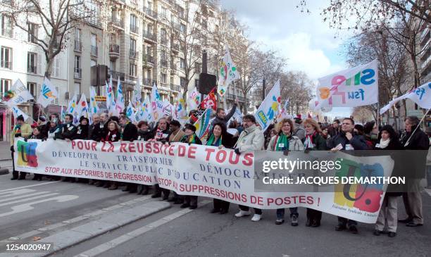 Des milliers de manifestants, 10.000 selon la FSU, défilent le 30 janvier 2010 à Paris, à l'appel de plusieurs organisations de l'Education dont la...