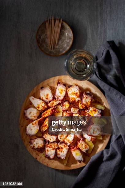 foto de pulpo con patatas hervidas también conocido como "pulpo a feira", plato típico español - pulpo fotografías e imágenes de stock