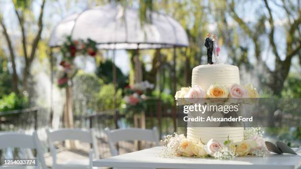 la scena è impostata per dire "lo faccio" - wedding cake foto e immagini stock