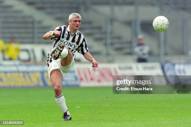 Fabrizio Ravanelli of Juventus in action during the Serie A match between Juventus and Sampdoria at the Stadio delle Alpi on April 9, 1996 in Turin,...